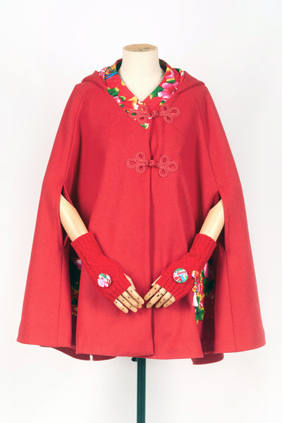 Cape rouge à capuche et tissu chinois par Fleurs d'Ascenseurs, vue de face
