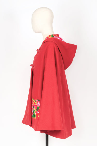 Cape rouge à capuche et tissu chinois par Fleurs d'Ascenseurs, vue de profil