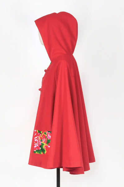 Cape rouge à capuche et tissu chinois par Fleurs d'Ascenseurs, vue de profil