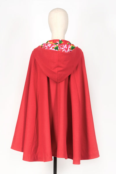 Cape rouge à capuche et tissu chinois par Fleurs d'Ascenseurs, vue de dos