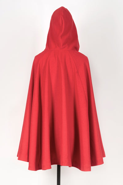 Cape rouge à capuche et tissu chinois par Fleurs d'Ascenseurs, vue de dos