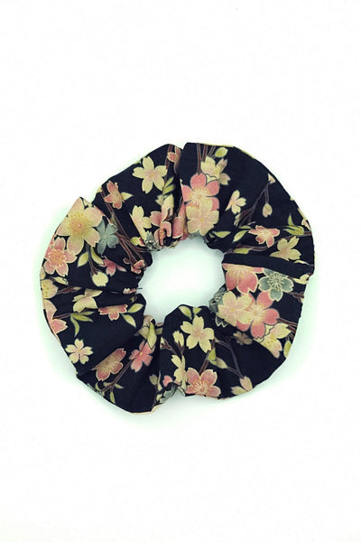 Chouchou en tissu japonais fleuri sakura sur fond noir