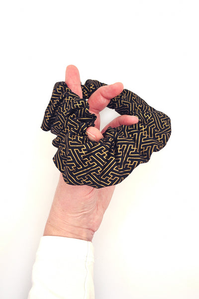 Chouchou tissus japonais motif Sayagata noir et or