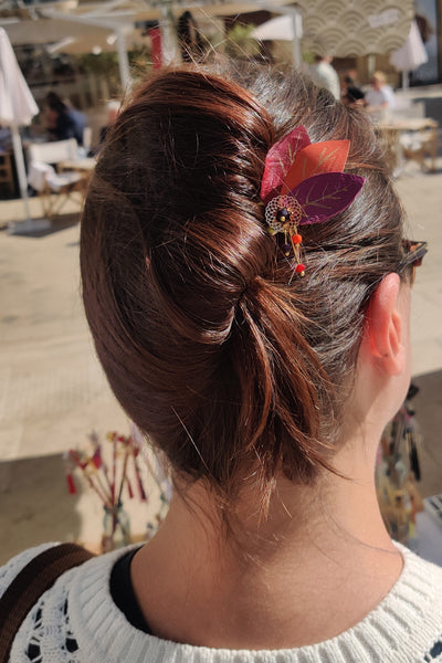 grande Epingle à cheveux pour chignons banane , motif de feuilles d'automne, porté naturel