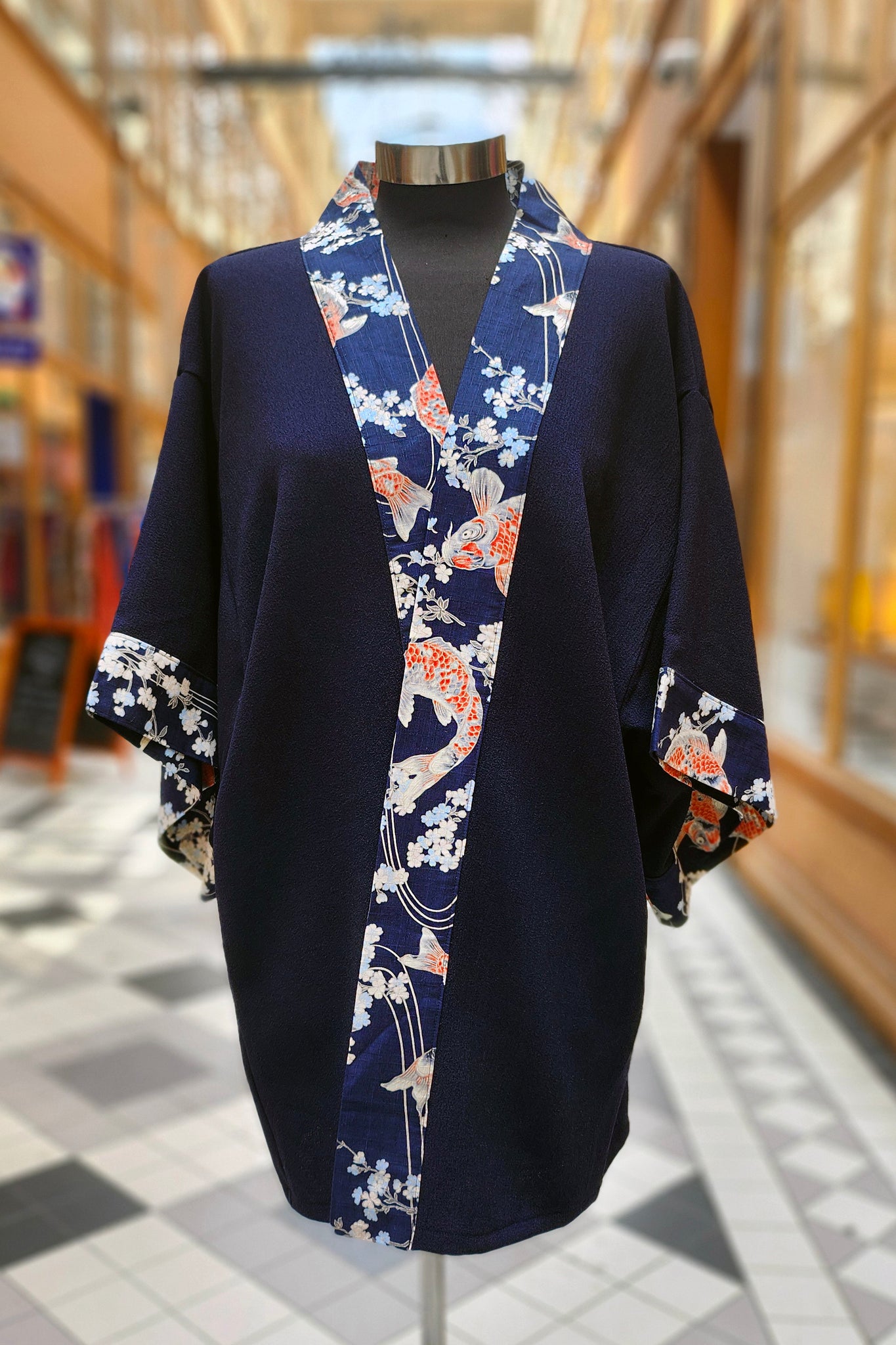 Kimono HIME Carpes et sakura marine - Fleurs d'Ascenseurs