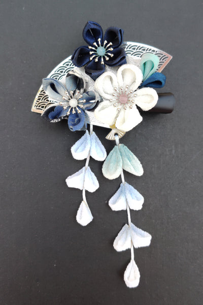 Pince à cheveux kanzashi bleue et argent