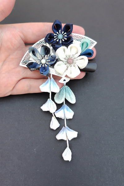 Pince à cheveux kanzashi bleue et argent fait main par Fleurs d'Ascenseurs