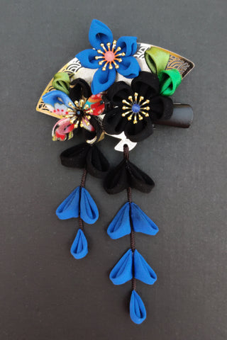 Pince à cheveux kanzashi noire, bleue et dorée fait main par Fleurs d'Ascenseurs