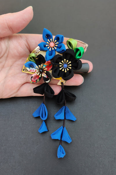 Pince à cheveux kanzashi noire, bleue et dorée fait main par Fleurs d'Ascenseurs