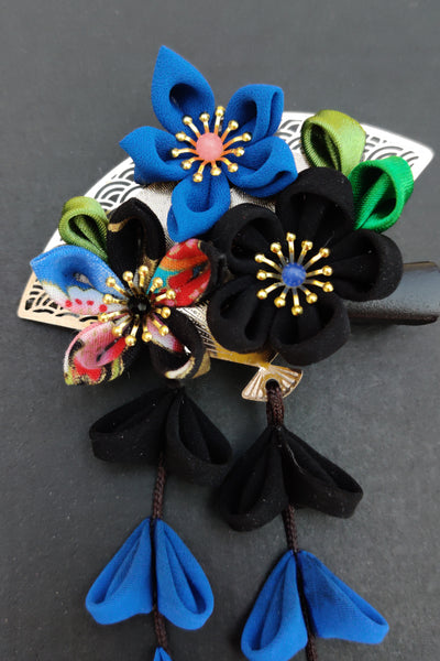 Pince à cheveux kanzashi noire, bleue et dorée fait main par Fleurs d'Ascenseurs