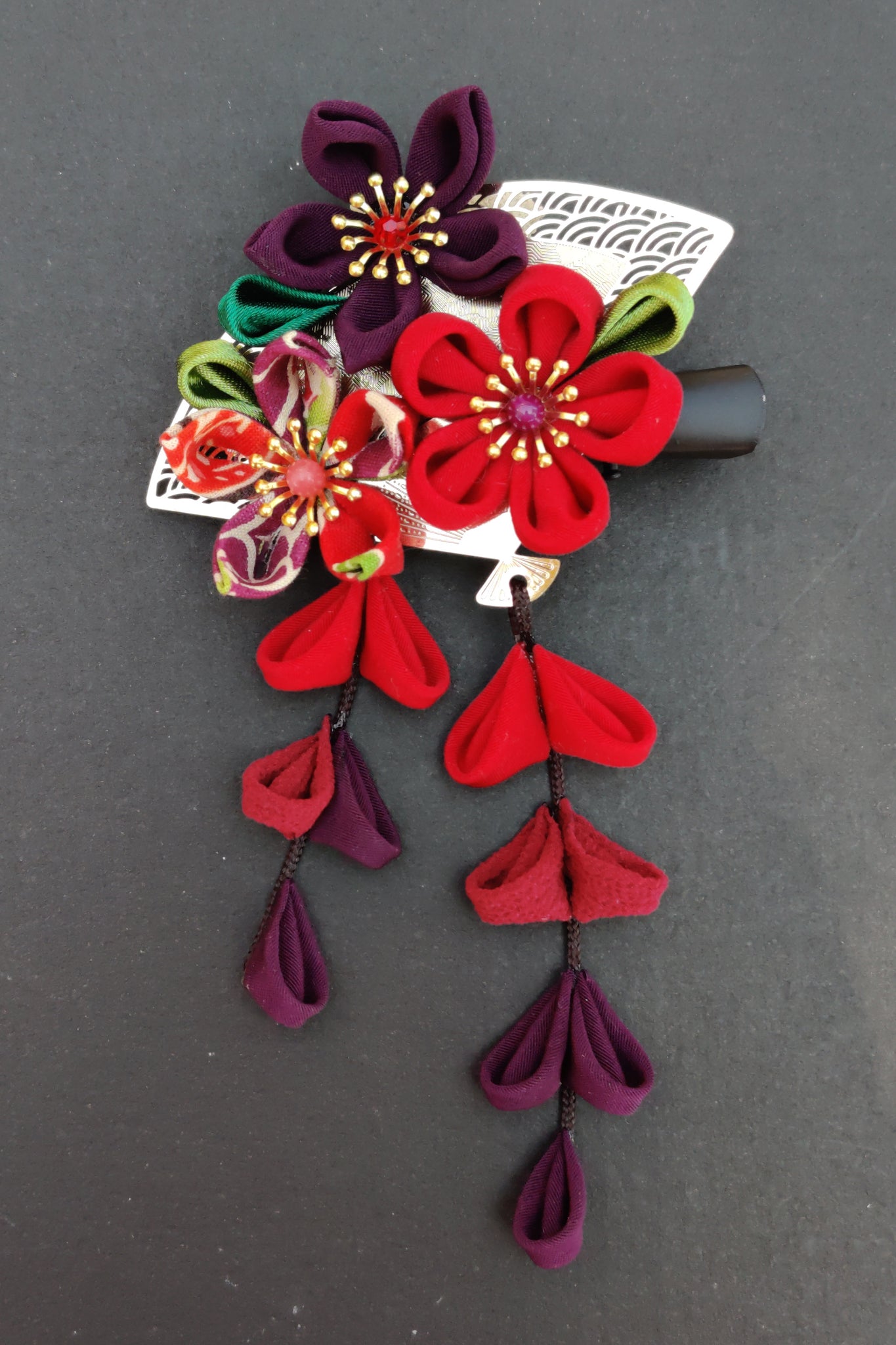 Pince à cheveux kanzashi rouge pourpre et dorée fait main par Fleurs d'Ascenseurs