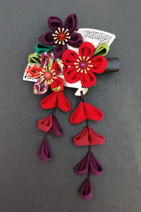 Pince à cheveux kanzashi rouge pourpre et dorée fait main par Fleurs d'Ascenseurs