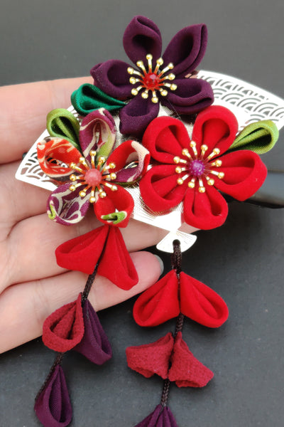 Pince à cheveux kanzashi rouge pourpre et dorée fait main par Fleurs d'Ascenseurs, zoom