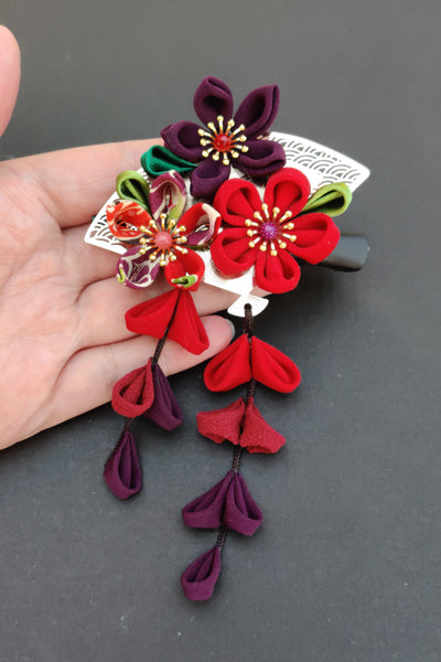 Pince à cheveux kanzashi rouge pourpre et dorée fait main par Fleurs d'Ascenseurs