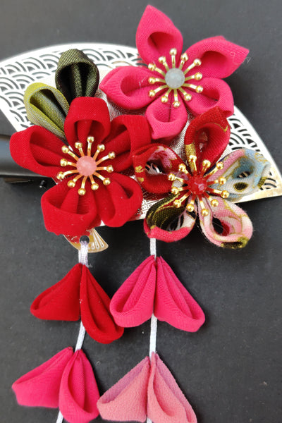 Pince à cheveux kanzashi rouge, rose et dorée fait main par Fleurs d'Ascenseurs, zoom