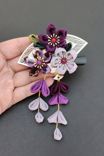 Pince à cheveux kanzashi violette et dorée fait main par Fleurs d'Ascenseurs