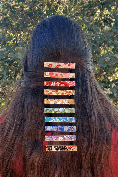 Pinces à cheveux moyennes aux motifs fleuris japonais multicolores, portés en coiffure