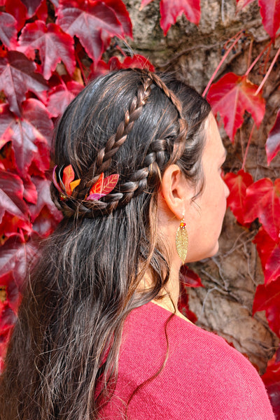 Petites pinces à cheveux feuilles d'automne orange et rouge dans coiffure de tresses elfique