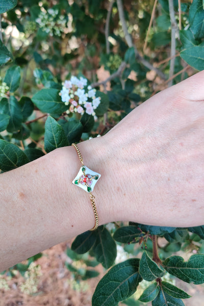 bracelet femme en acier inoxydable et émail cloisonné blanc.