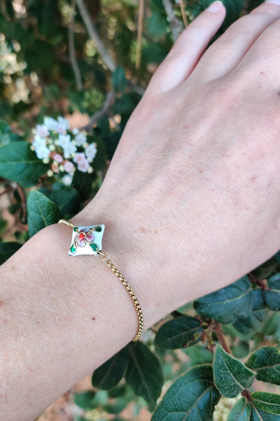 bracelet femme en acier inoxydable et émail cloisonné blanc.