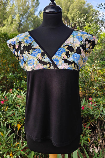 T-shirt femme en tissu japonais motif de fleurs bleues et noires