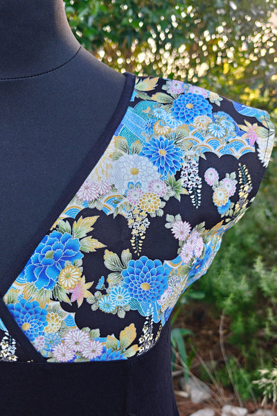 T-shirt femme en tissu japonais motif de fleurs bleues et noires, zoom
