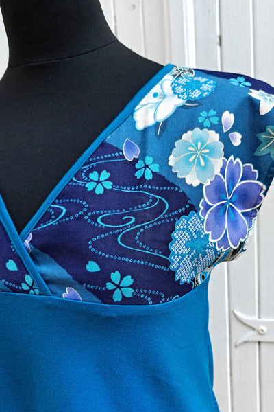 T-shirt femme en tissu japonais motif fleuri sakura bleu,zoom