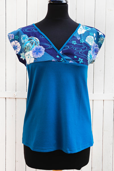 T-shirt femme en tissu japonais motif fleuri sakura bleu