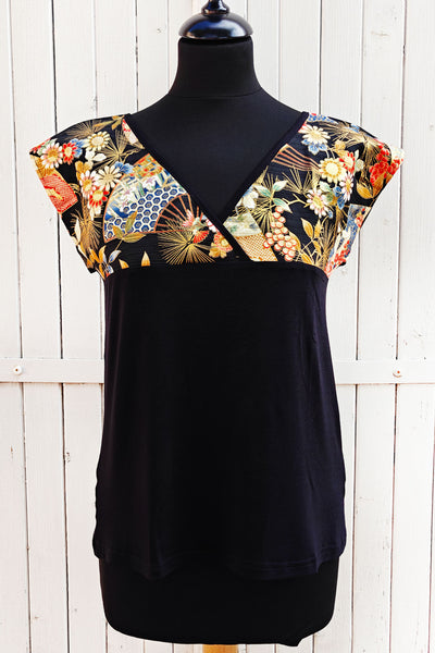 T-shirt femme noir en tissu japonais motif de fleurs et d'éventails