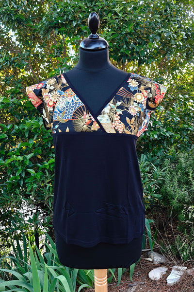 T-shirt femme noir en tissu japonais motif de fleurs et d'éventails