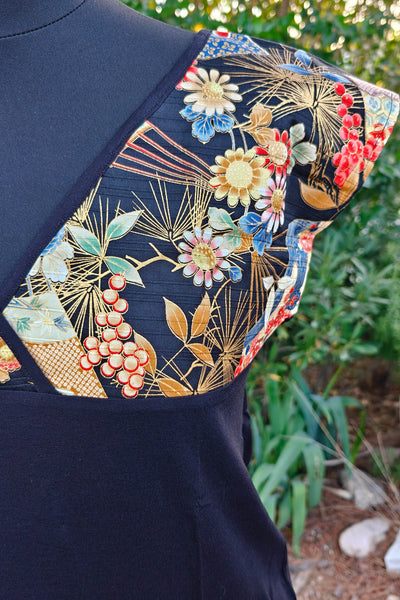 T-shirt femme noir en tissu japonais motif de fleurs et d'éventails