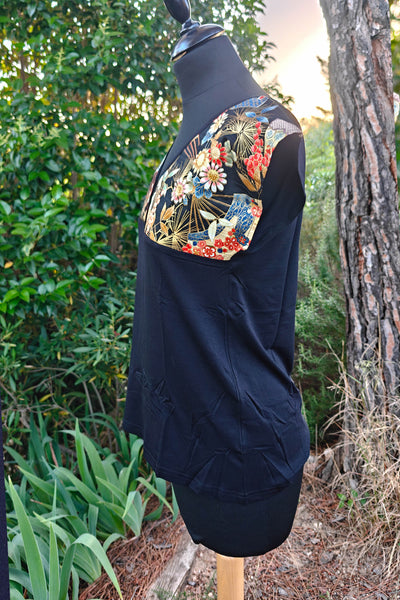 T-shirt femme noir en tissu japonais motif de fleurs et d'éventails, profil