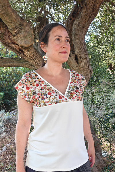 T-shirt femme en tissu japonais fleuri blanc écru, porté