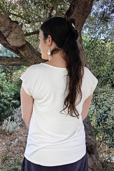 T-shirt femme en tissu japonais fleuri blanc écru, porté, de dos