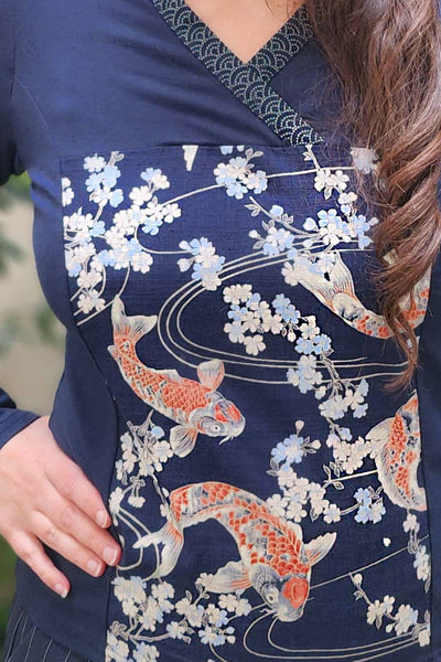 T-shirt femme manches longues tissu japonais bleu marine motif de carpe koi, zoom