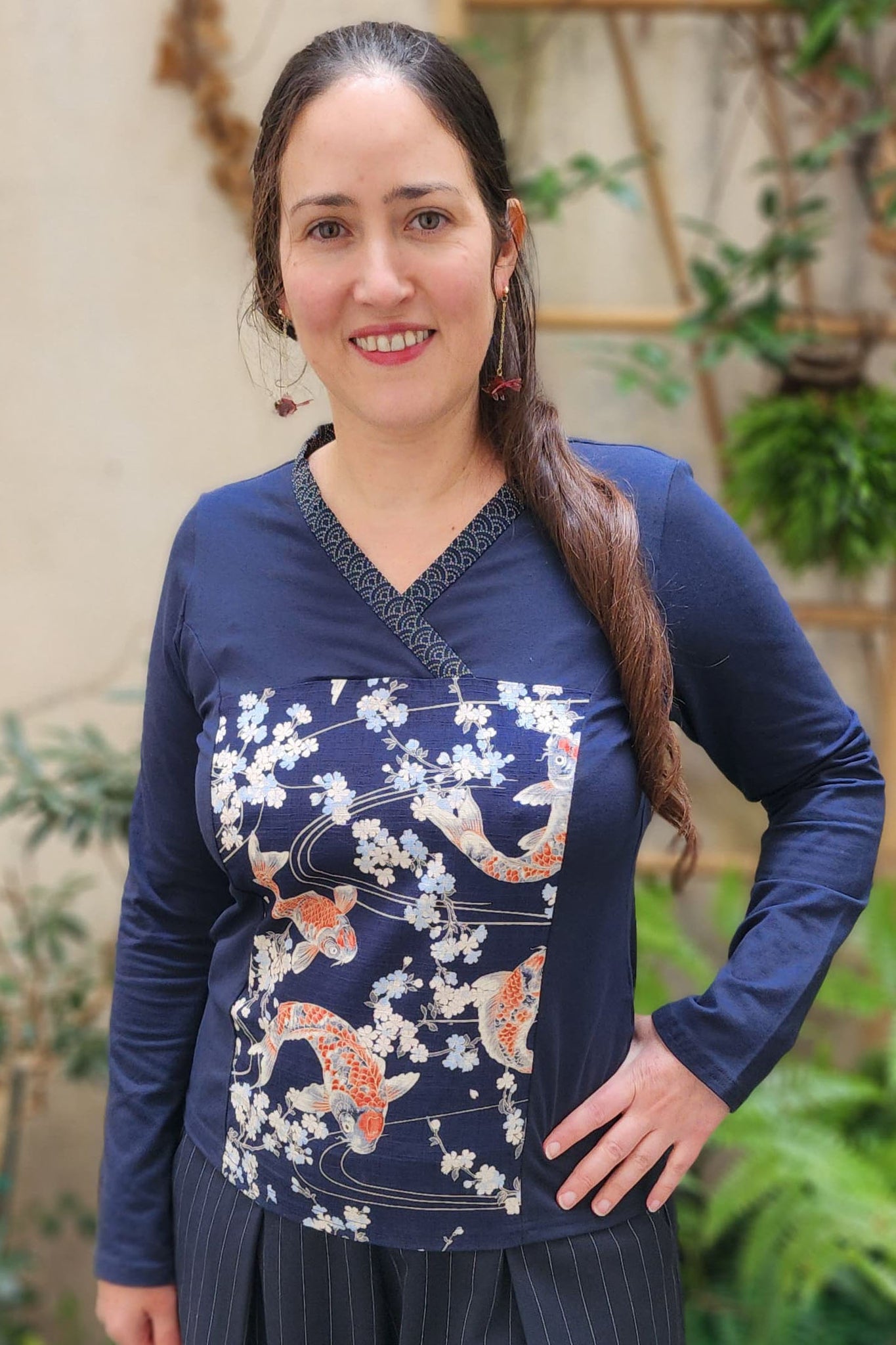 T-shirt femme manches longues tissu japonais bleu marine motif de carpe koi