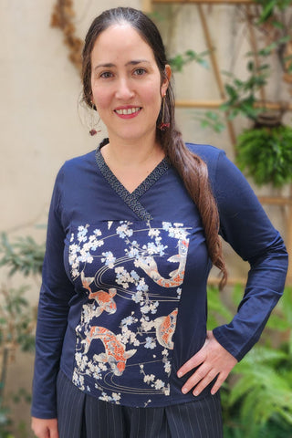 T-shirt femme manches longues tissu japonais bleu marine motif de carpe koi