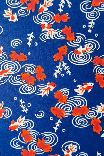 Motif de poissons rouges sur papier washi japonais, détail de la barrette artisanale