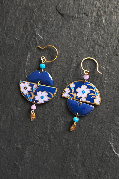 boucles d'oreilles asymétriques japonaises à motif de sakura violette sur fond bleu roi