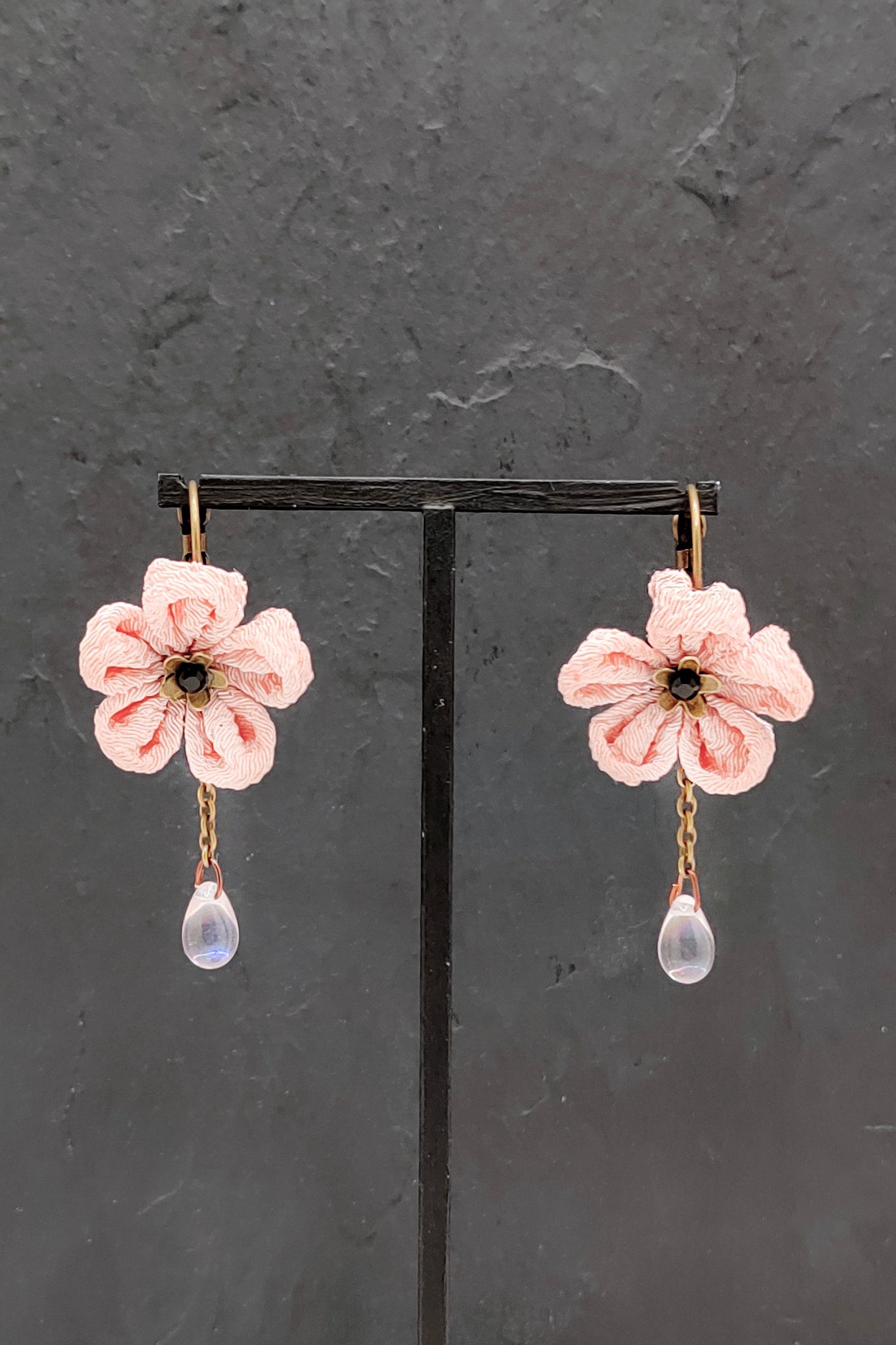 Boucles d'oreilles KANZASHI rose pale - Fleurs d'Ascenseurs