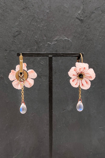 Boucles d'oreilles KANZASHI rose pale - Fleurs d'Ascenseurs