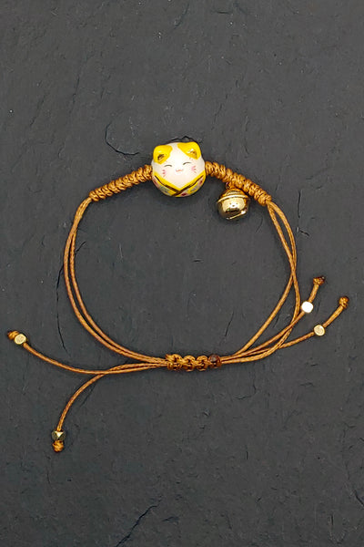 bracelet chat maneki neko en porcelaine jaune, vue à plat