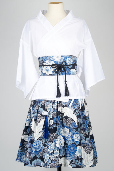 Jupe japonaise bleue et argent avec grues, devant avec haut ITO et ceinture OBI, par Fleurs d'Ascenseurs