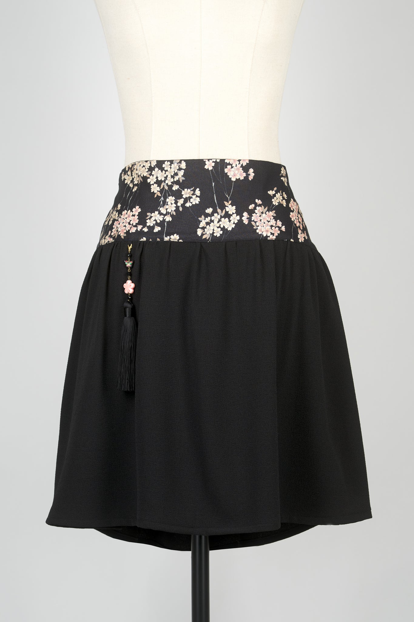 Jupe en tissu japonais sakura noire, devant, par Fleurs d'Ascenseurs