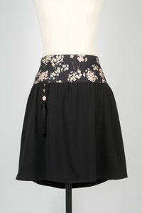 Jupe en tissu japonais sakura noire, devant, par Fleurs d'Ascenseurs