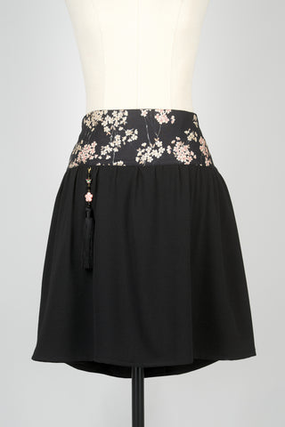 Jupe en tissu japonais sakura noire, devant, par Fleurs d'Ascenseurs