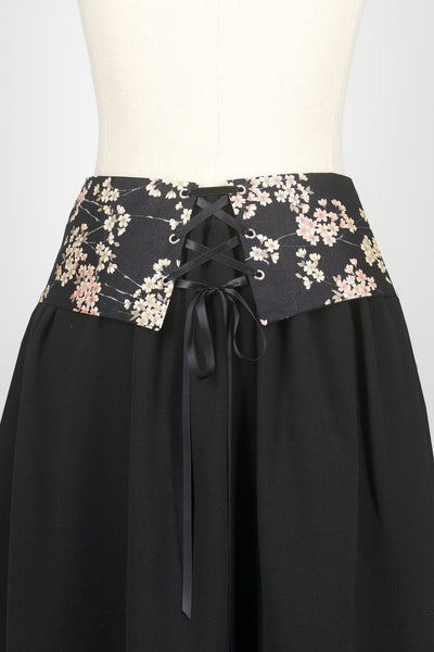 Jupe en tissu japonais sakura noire, zoom laçage dos, par Fleurs d'Ascenseurs