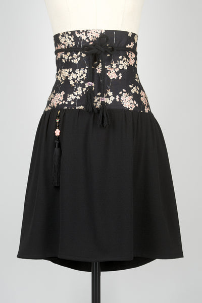 Jupe en tissu japonais sakura noire, devant avec ceinture Obi, par Fleurs d'Ascenseurs