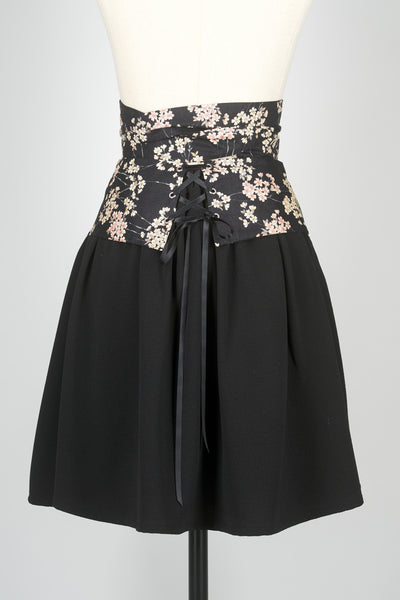 Jupe en tissu japonais sakura noire, dos avec ceinture Obi, par Fleurs d'Ascenseurs