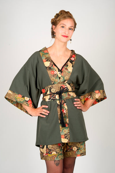 Short en tissu japonais KANJI porté avec un kimono par Fleurs d'Ascenseurs